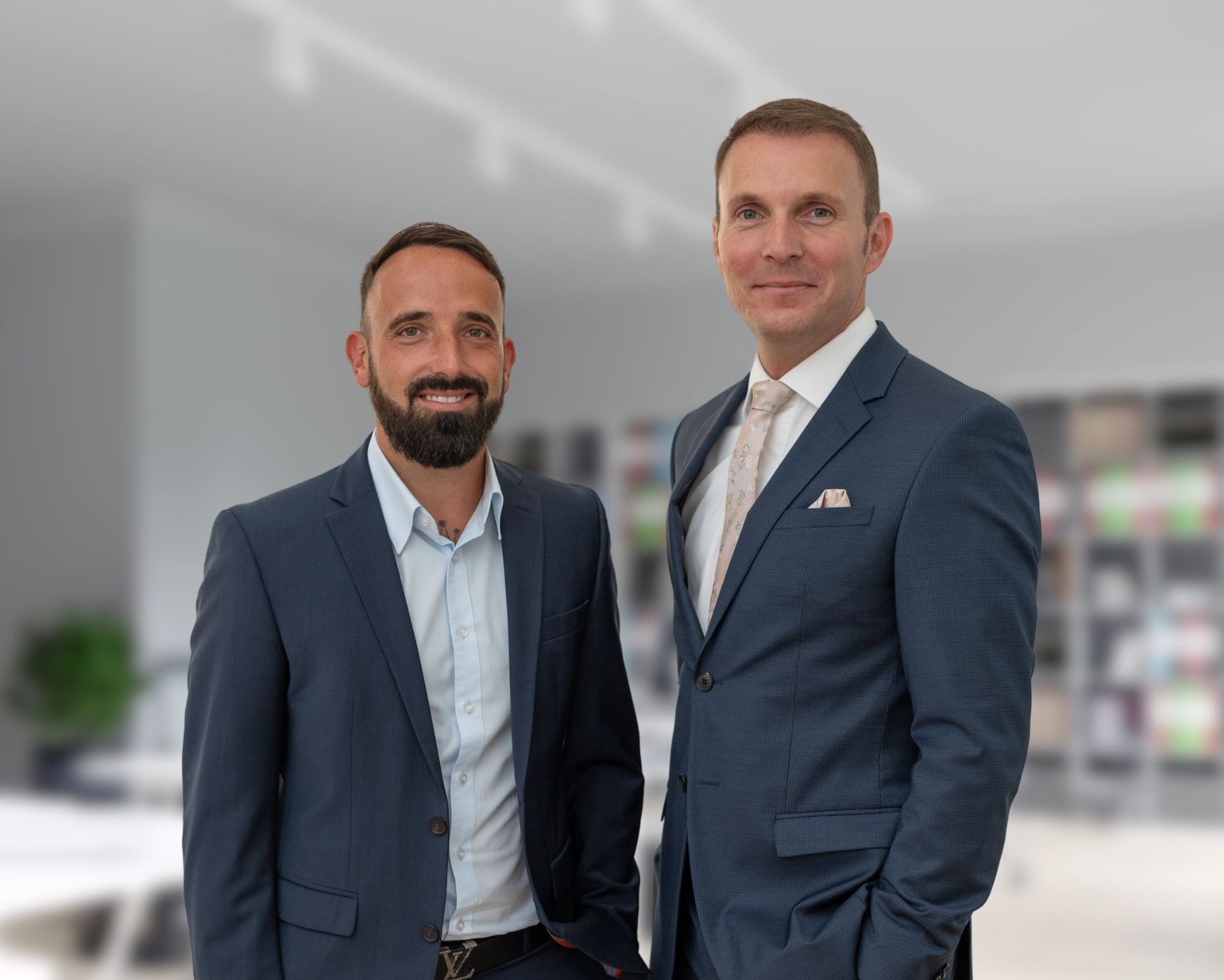 Zwei Berater im Gespräch zur Berufsunfähigkeitsversicherung in moderner Büro-Umgebung